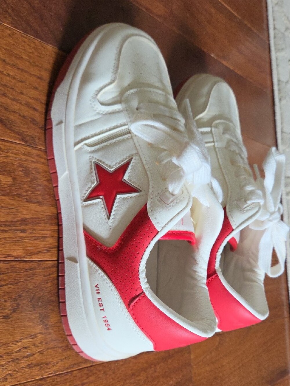 Vintage Havana White Sneakers with Red Star Accents - Picture 6 of 13